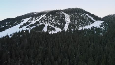Vuelo-Aéreo-Hacia-Adelante-De-La-Montaña-De-Esquí-Con-Nieve