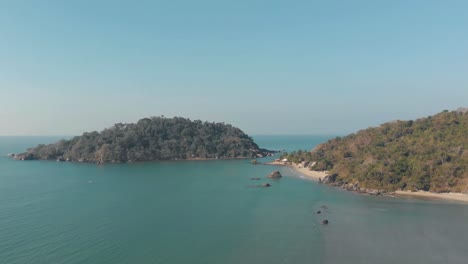 Small-Palolem-Island-Reserve-on-the-edge-of-Palolem-Beach-in-Goa,-India---Aerial-descending-Wide-survey-shot