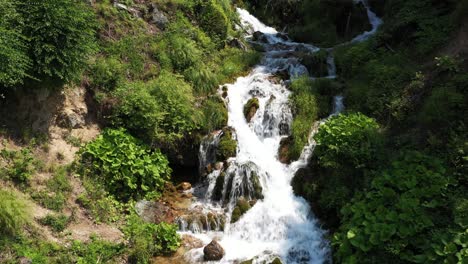 Aufsteigende-Luft-Schoss-Den-Hang-Eines-Großen-Abgestuften-Wasserfalls-In-Sopotnica,-Serbien-Hinauf