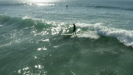 4k-Stand-Up-Paddle-Surf-Am-Wunderschönen-Strand-Von-Cascais-In-Portugal