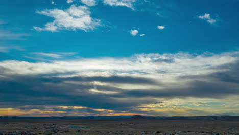 Farbenfrohe-Und-Dynamische-Wolkenlandschaft-über-Dem-Trockenen-Gelände-Der-Mojave-Wüste---Statischer-Zeitraffer