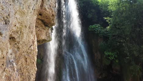 Wunderschöne-Wasserfälle-Von-Sopotnica-An-Den-Abhängen-Des-Jadovnik-berges-In-Serbien---Luftdrohnenaufnahme