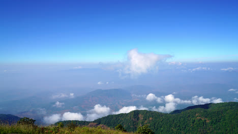 Timelapse-Hermosa-Capa-De-Montaña-Con-Nubes-Y-Cielo-Azul-En-El-Sendero-Natural-Kew-Mae-Pan-En-Chiang-Mai,-Tailandia