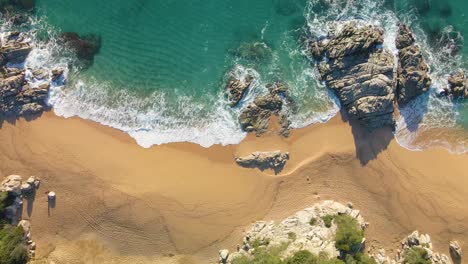 Luftbild-Mit-Drohne-Von-Lloret-De-Mar-Unberührter-Strand-Mit-Grüner-Vegetation-Im-Mittelmeer-Türkisfarbenes-Wasser-Von-Oben