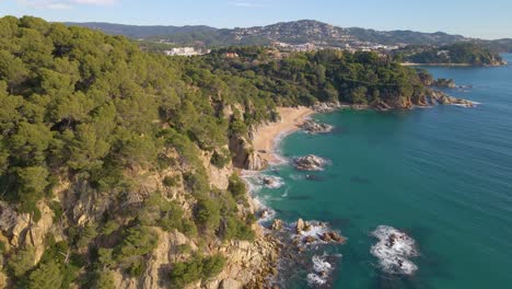 Luftbild-Mit-Drohne-Von-Lloret-De-Mar-Unberührter-Strand-Mit-Grüner-Vegetation-Im-Mediterranen-Europa-Lloret-An-Der-Costa-Brava-In-Spanien