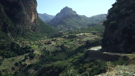 Panoramablick-Auf-Die-Immergrüne-Landschaft-Mit-Bergen-Und-Hügeln-Im-Hintergrund-In-Der-Nähe-Der-Landschaft-Von-Chefchaouen,-Marokko