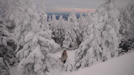 Kaukasisches-Mädchen-Mit-Schal,-Das-Im-Skigebiet-Mit-Nadelbäumen-Wandert,-Die-Mit-Schnee-In-Mount-Orford,-Quebec,-Kanada-Bedeckt-Sind