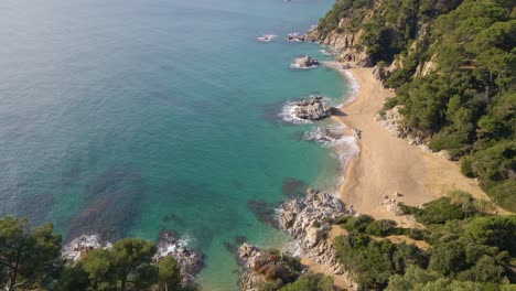 Mediterraner-Strand-Paradisiaca-Türkisblaues-Wasser-Menschenleer-Luftaufnahme-Drohne-Spanien-Katalonien-Costa-Brava-Blanes-Lloret-De-Mar-Mallorca-Balearen