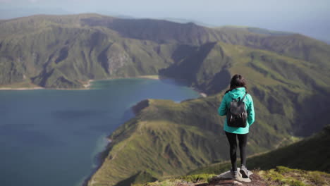 Chica-Viajera-Asombrada-Por-La-Belleza-De-La-Laguna-De-Fuego-Azores-Sao-Miguel-Portugal