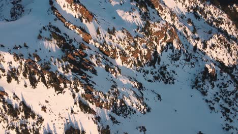 Eine-Drohnenaufnahme-Von-Oben-Nach-Unten-Eines-Schneebedeckten-Gipfels-In-Den-Olympischen-Bergen,-Aufgenommen-Direkt-Außerhalb-Des-Nationalparks