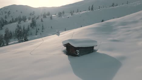 Wood-cabin-in-the-Italian-Alps-of-South-Tyrol,-covered-with-fresh-snow