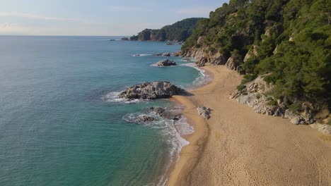 Mediterraner-Strand-Paradisiaca-Türkisblaues-Wasser-Menschenleer-Luftaufnahme-Drohne-Spanien-Katalonien-Costa-Brava-Blanes-Lloret-De-Mar-Mallorca-Balearen