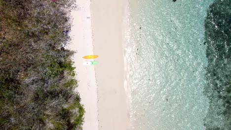 Luftaufnahme-Von-Zwei-Paddelbrettern-Am-Strand-Der-Grünen-Insel