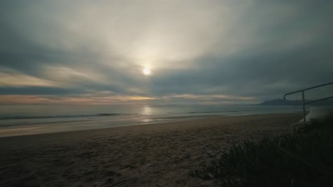 Strandzeitraffer-An-Einem-Dunklen-Bewölkten-Tag