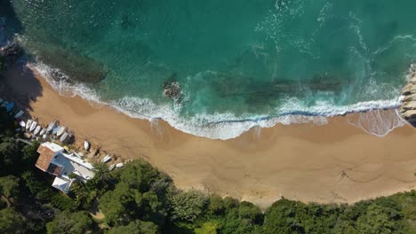 Luftbild-Mit-Drohne-Von-Lloret-De-Mar-Unberührter-Strand-Mit-Grüner-Vegetation-Im-Mittelmeer-Türkisfarbenes-Wasser-Von-Oben