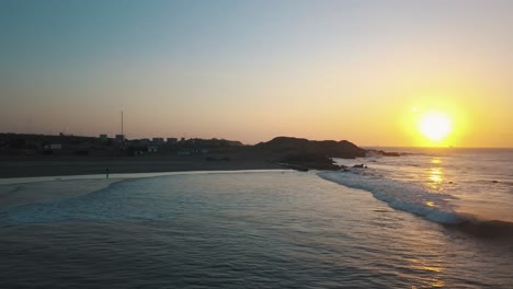 Surfen-Bei-Sonnenuntergang-In-Der-Nähe-Von-Lobitos,-Peru.-Luftumkreisend