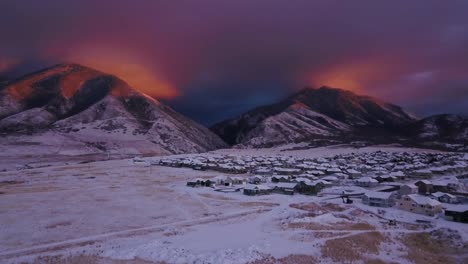 Resplandor-Alpino-Emitido-En-Las-Montañas-Nevadas-Sobre-Un-Pequeño-Pueblo-En-Utah