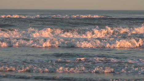 Heller-Sonnenuntergang-über-Den-Wellen,-Die-Zum-Strand-Rollen