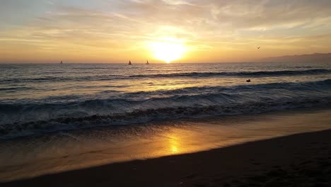 Schöner-Strandsonnenuntergang-In-Romantischer-Atmosphäre-Unter-Einem-Orangefarbenen-Himmel