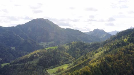 Dorf-Im-Bergtal-Mit-Malerischer-Wolkenlandschaft