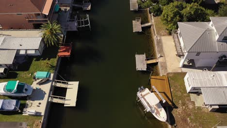 Coastal-neighborhood-with-inlet-backyard-in-Hudson,-Florida
