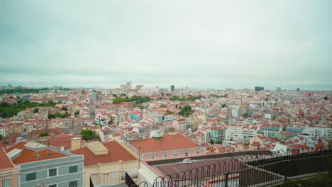 Lissabonischer-Hügel-Aussichtspunkt-Durch-Zäune-Zum-Fluss-Und-Den-Alten-Dächern-Der-Innenstadt