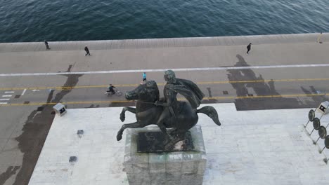 4K-Drohnenclip-Der-Statue-Von-Alexander-Dem-Großen-In-Nordgriechenland,-Thessaloniki