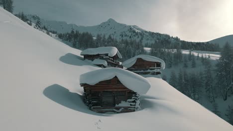 Nieve-Intacta-En-Cabañas-De-Montaña-En-Los-Alpes