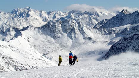 Skier-in-beautiful-mountain-panorama