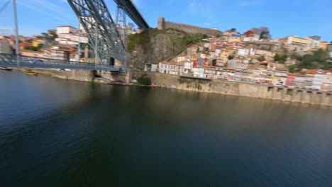 Fliegen-Schnell-Unter-Der-Brücke-über-Den-Fluss-Fpv-Drohne-Dom-Luis-Brücke-Porto-Portugal