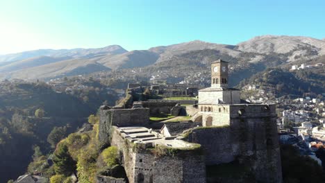 Argjiro-Castle-Historischer-Ort-In-Albanien-Mit-Altem-Stadthintergrund-Am-Morgen