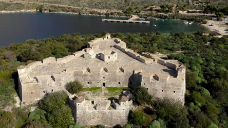 Mittelalterliche-Festung-An-Der-Küste-Des-Mittelmeers,-Erbaut-Von-Ali-Pascha-Von-Ioannina