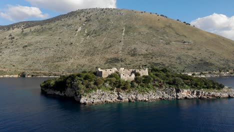 Fortificación-Junto-Al-Mar-Fortaleza-Medieval-Sobre-Una-Isla-Rocosa-En-La-Costa-Mediterránea-Albanesa