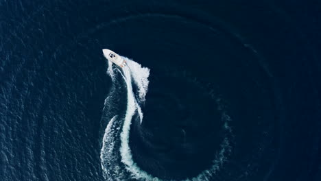 Luftbild-Von-Oben-Nach-Unten-Auf-Das-Schnellboot,-Das-Auf-Dem-Iseosee,-Italien,-Herumkreist