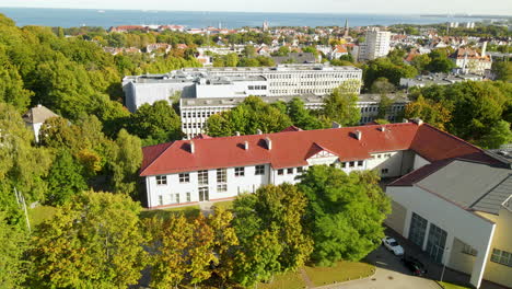 Facultad-De-Administración-Universidad-De-Gdansk-Conferencia-Parte-Del-Campus-Ubicado-En-Sopot