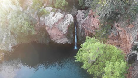 4K-Drohnenaufnahmen-Mit-Dem-Wunderschönen-Pego-Do-Inferno-Wasserfall-In-Portugal