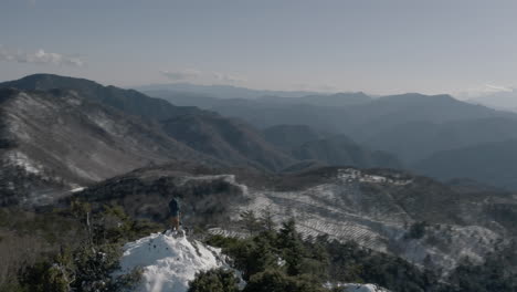 Tiro-De-Drone-De-Montaña-De-Invierno-En-Japón