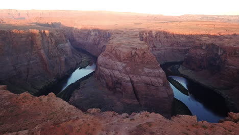 Aerial-Shot-Of-Horseshoe-Bend-At-Sunset-With-Tourists-At-Lookout-Vantage-Point,-Arizona