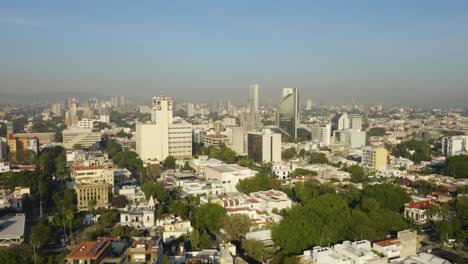 Drohne-Steigt-über-Gebäuden-Im-Geschäftsviertel-Von-Guadalajara-Auf