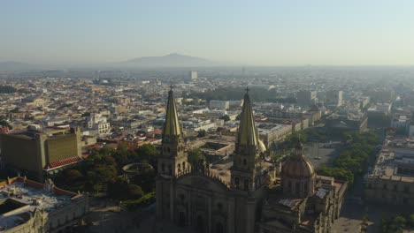 Drohne-Fliegt-An-Einem-Smogigen-Morgen-Zwischen-Den-Türmen-Der-Kathedrale-Von-Guadalajara