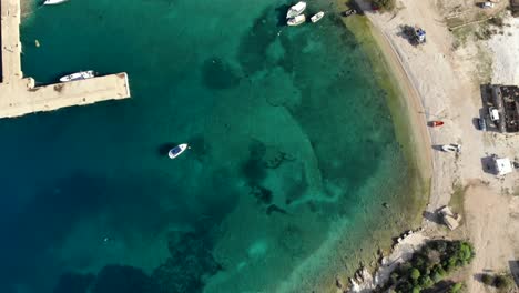 Bahía-Marina-Con-Aguas-Turquesas-Tranquilas-De-Barcos-Pesqueros-Mediterráneos-Y-Anclados-Cerca-Del-Muelle
