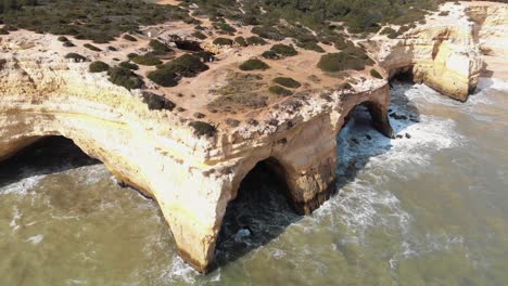 4k-Luftaufnahmen-Von-Drohnen,-Die-Eine-Einzigartige-Felsformation-Umkreisen,-Die-Entlang-Der-Küste-In-Der-Nähe-Des-Küstendorfes-Benagil,-Portugal,-Gefunden-Wurde