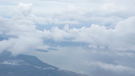 Cielo-Natural-Desde-Un-Avión-Con-Nubes-Al-Aire-Libre-Durante-El-Día-De-Verano