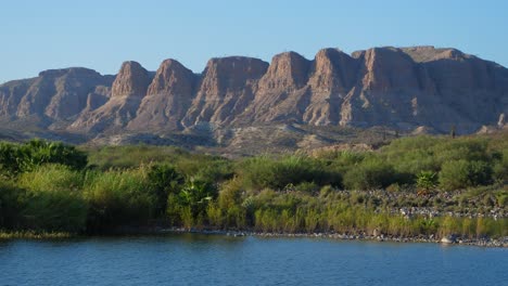 Full-Shot,-Malerischer-Blick-Auf-Grasland-Und-Fluss-An-Einem-Sonnigen-Tag-In-La-Purisima-Baja-California-Sur,-Mexiko,-Bergkette-Im-Hintergrund