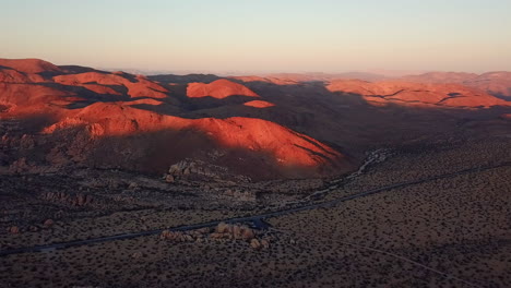 Luftaufnahme-Der-Wüstenlandschaft-Und-Der-Berge-Im-Joshua-Tree-National-Park-Bei-Sonnenuntergang