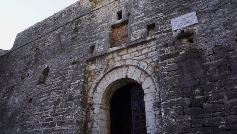 Entrada-De-La-Fortaleza-Con-Paredes-De-Piedra-Y-Puerta-De-Arco-Del-Castillo-Medieval-En-Albania