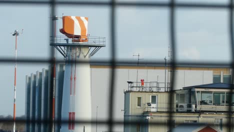 Flugplatz-Radarturm-Flugleitwarnsystem-Nahaufnahme-Durch-Zaun