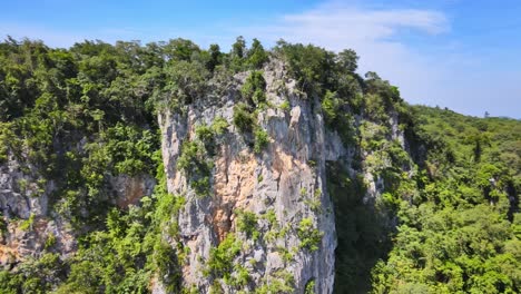 Imágenes-Aéreas-De-Drones-De-4k-De-Los-Acantilados-Rocosos-Cubiertos-De-Vegetación-Del-Entorno-Natural-Protegido-De-La-Reserva-Natural-De-Khao-Yai-En-Tailandia