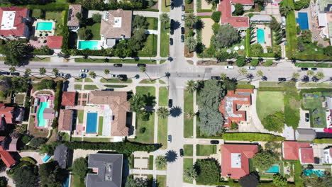 Drohne-Zoomt-Heraus,-Um-Von-Palmen-Gesäumte-Straßen-Mit-Fahrenden-Autos-Und-Villen-In-West-Hollywood,-Kalifornien,-Zu-Enthüllen