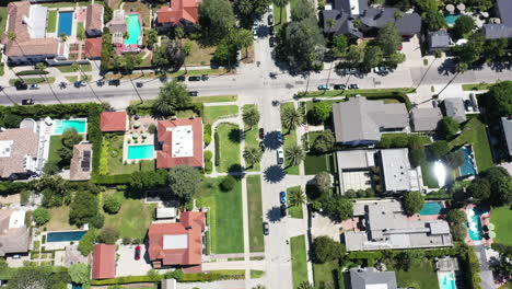 Drohne-Fliegt-über-Palmengesäumte-Straßen-Mit-Villen-Und-Sonnenglitzernden-Schwimmbädern-In-West-Hollywood,-Los-Angeles,-Kalifornien
